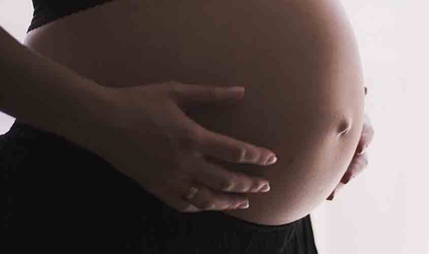 Assistente consegue manter rescisão motivada por assédio moral durante gravidez