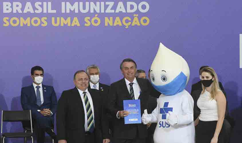 'SUS vai ter prioridade nas vacinas produzidas no Brasil', afirma Pazuello
