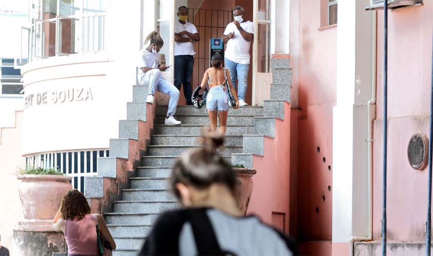 Edital concede bolsa e recursos para pesquisadores negros e indígenas