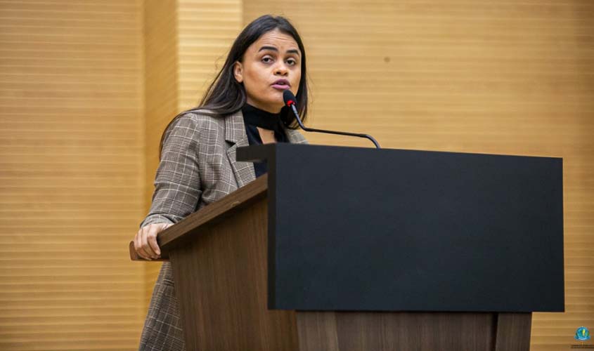 Taíssa vota pelo abono da Educação e cobra ações na saúde
