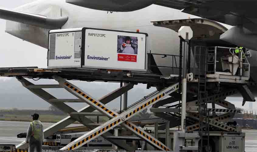 Vacinas contra a covid-19 começam a ser distribuídas