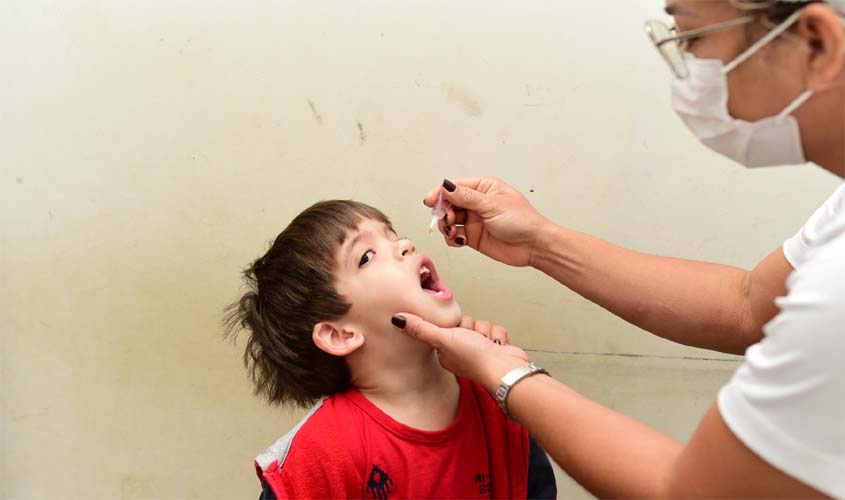 Reforço oral contra a pólio é aplicado nas UBSs Dom Bosco e L1 Maringá