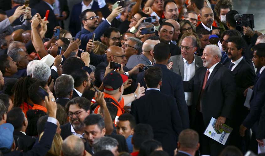 Mínimo tem que subir de acordo com o crescimento da economia, diz Lula