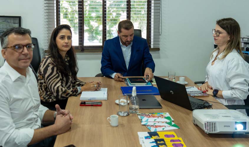 Prefeito Hildon Chaves recebe relatório com os avanços na educação de Porto Velho