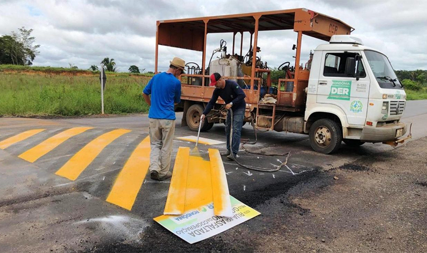 Departamento de Estradas instala quebra-molas e faz sinalização vertical no Anel Viário de Ji-Paraná