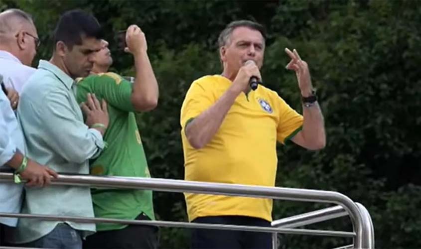 Um dia depois de ser delatado, Bolsonaro volta a atacar o STF e o TSE