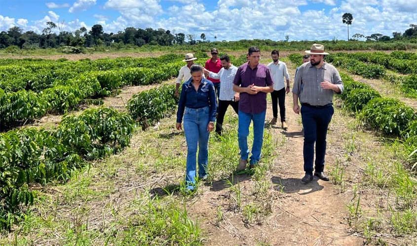 Jean Oliveira entrega mudas de café a produtores de Candeias do Jamari