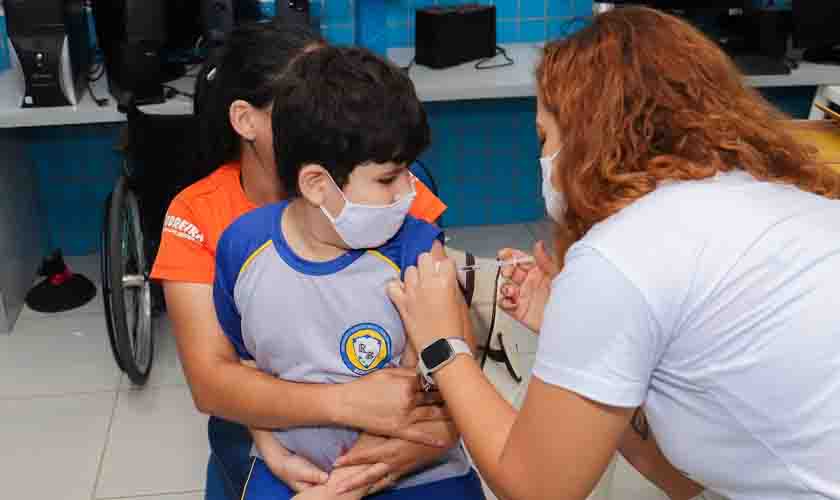 Covid: Escolas Adão Lamota e Parque dos Pioneiros recebem ação de vacina
