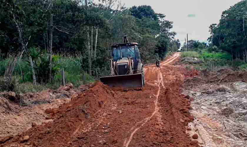 Equipes de terraplanagem rural mantêm estradas em boas condições de tráfego