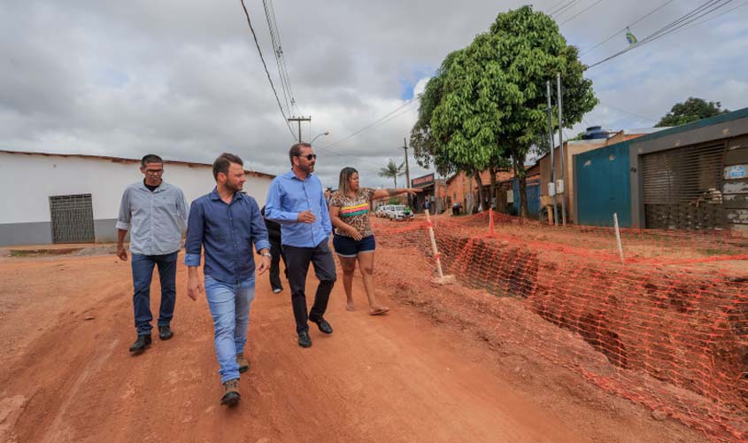 Prefeito Hildon Chaves fiscaliza andamento de obras no bairro Três Marias