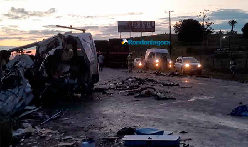 Grávida e outras três pessoas morrem em colisão entre ambulância e carreta na BR-364