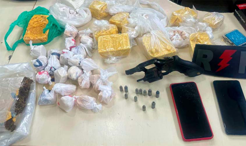 PM apreende 5 kg de drogas, arma e prende suspeito
