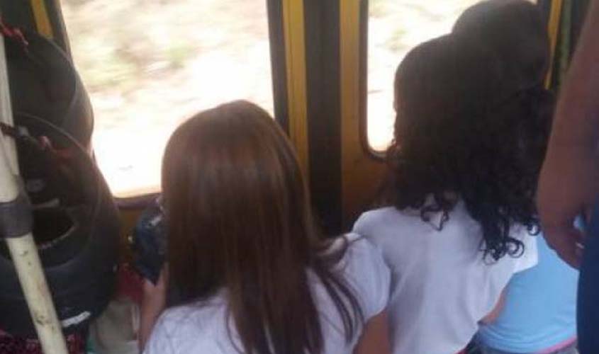 Mães denunciam risco para crianças transportadas em ônibus caindo aos pedaços