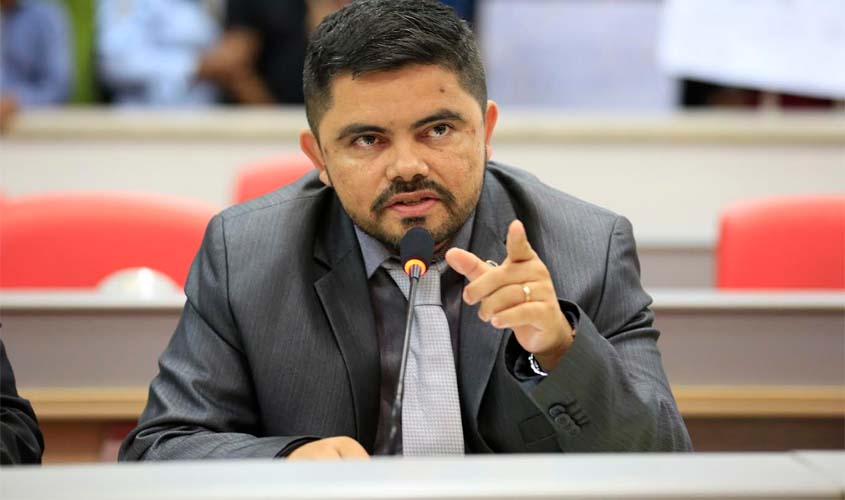 Deputado Jesuíno veda ponto facultativo em seu gabinete