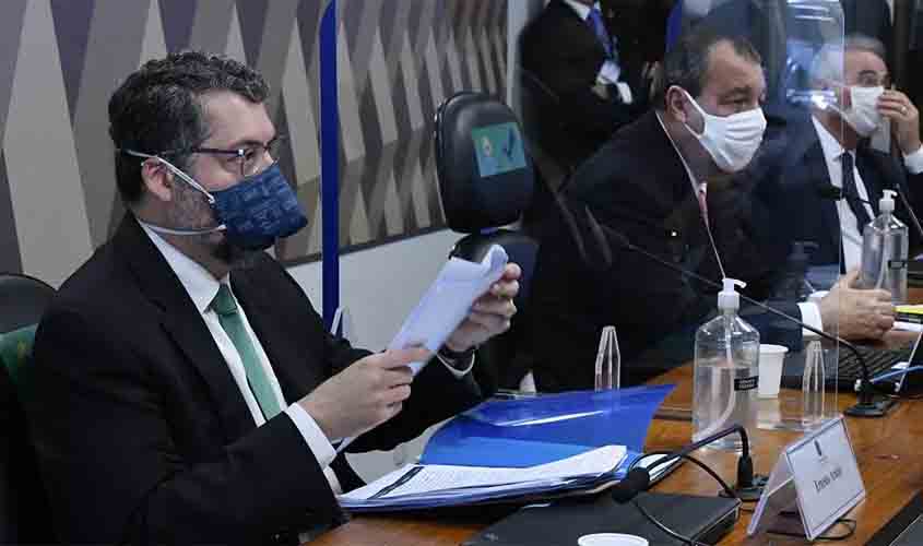 Nervoso, Ernesto Araújo gagueja todo o tempo e admite que governo Bolsonaro não fez plano de ação internacional na pandemia