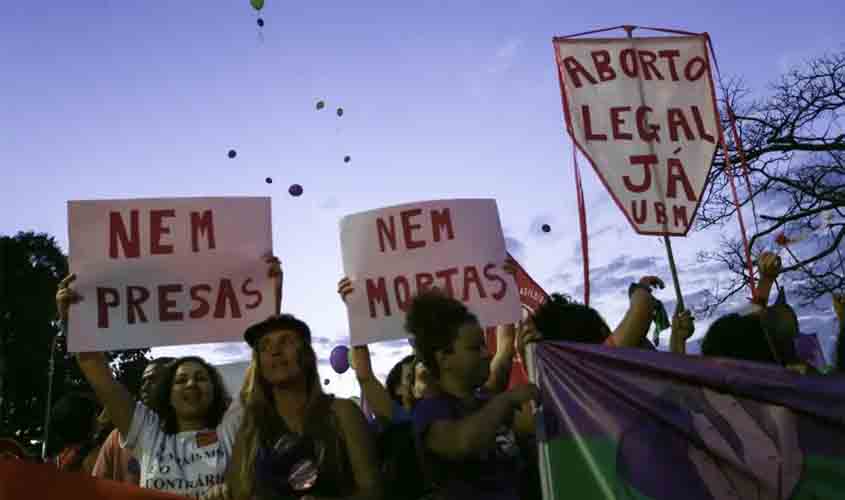 Aborto legal: falhas na rede de apoio penalizam meninas e mulheres