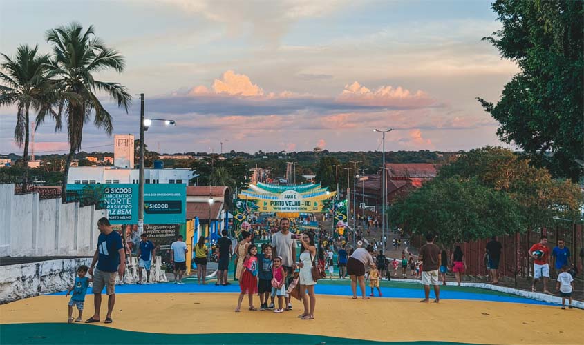 Rua do Hexa reúne telões, brinquedos e shows