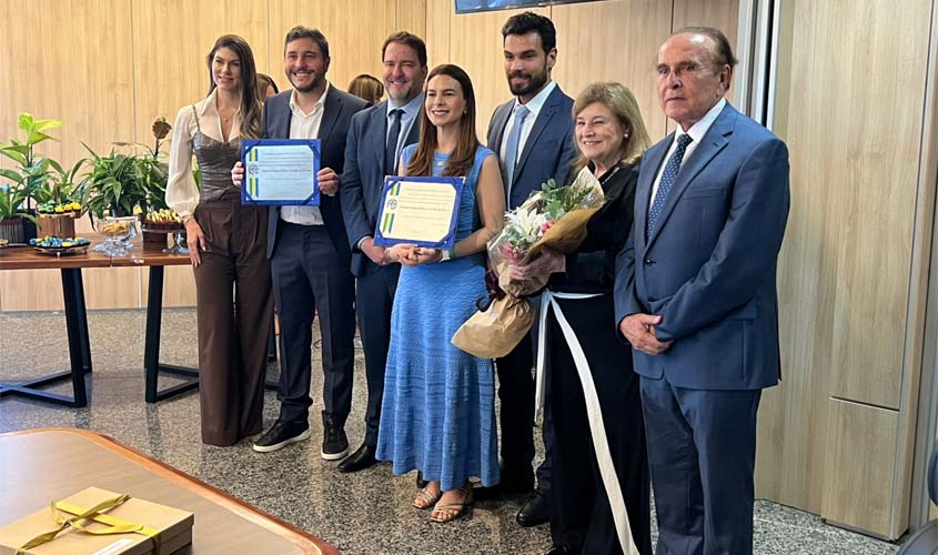 Mariana e Maurício Carvalho recebem Honra ao Mérito