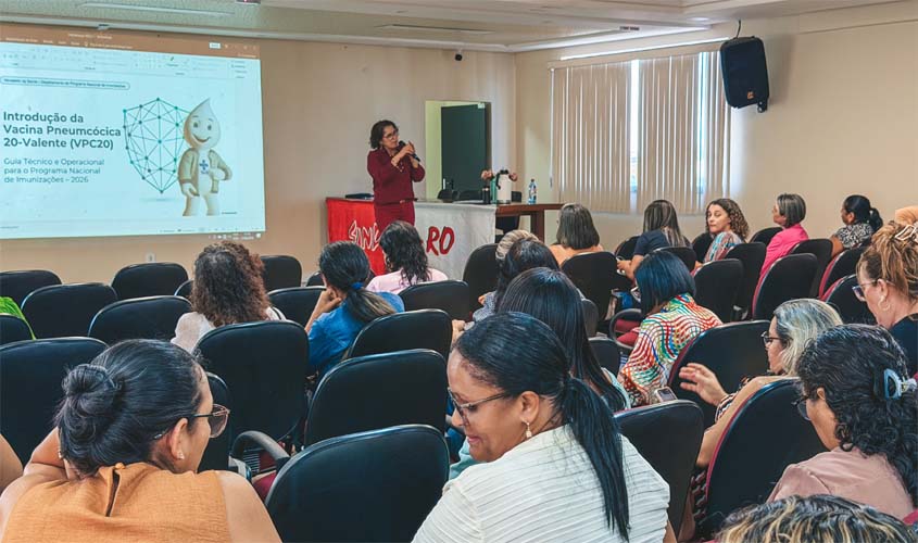 Profissionais de vacinação passam por treinamento