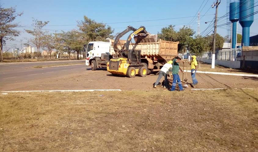 Semusb desmente fake news sobre lixo na Jorge Texeira com Rio Madeira