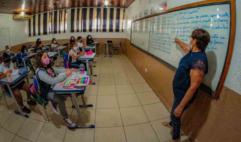 Contratações de professores efetivam atividades em escolas de Machadinho do Oeste e Nova Mamoré