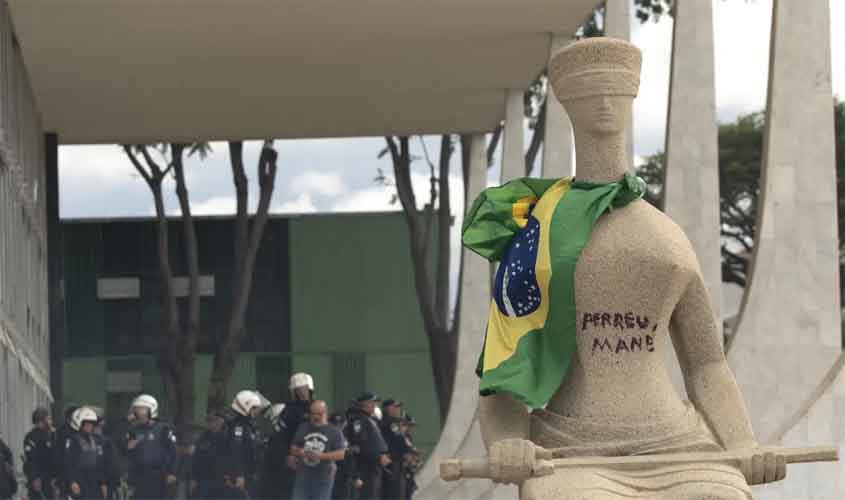 Moraes mantém condenação de mulher que pichou estátua no 8 de janeiro