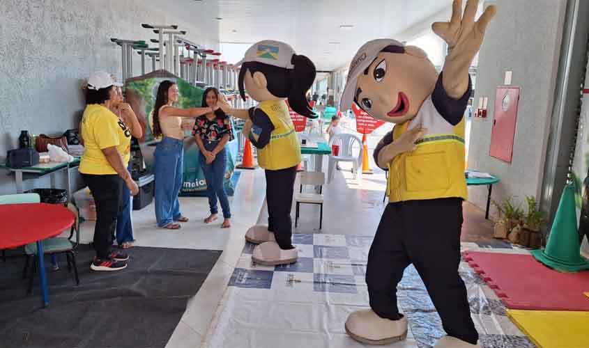 Serviços de habilitação, veículos e atividades de educação são oferecidos para população durante evento