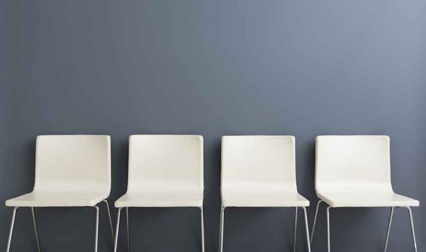 Rede de farmácias é condenada por não fornecer assentos para descanso dos empregados