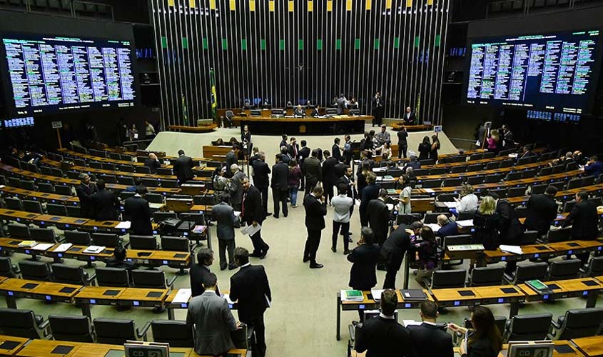 Congresso derruba veto ao aumento do piso salarial de agentes comunitários de saúde