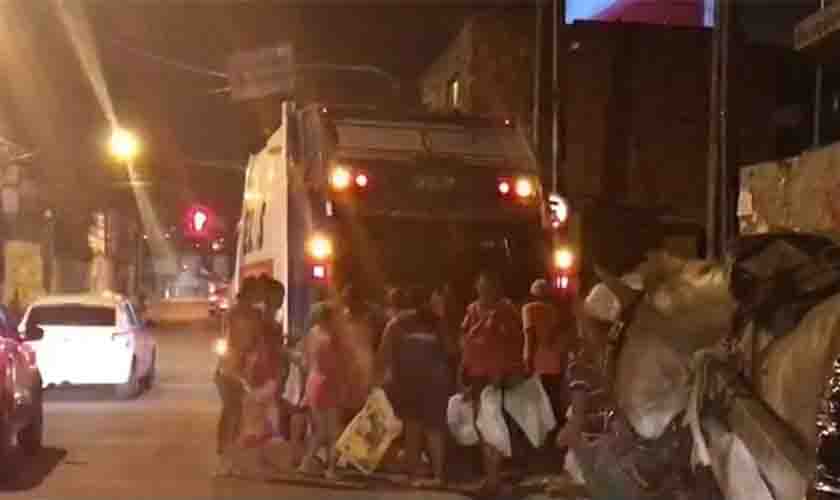 Miséria: além de Fortaleza, moradores de Olinda também procuram alimentos em caminhão de lixo