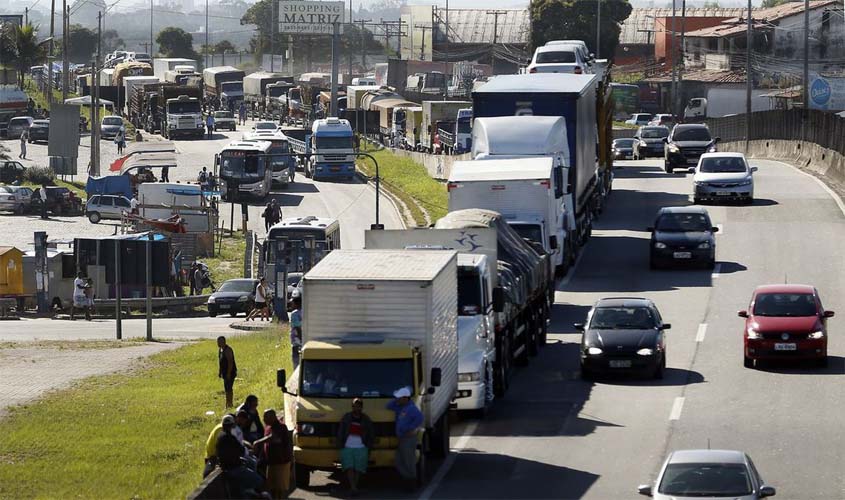 Caminhoneiros e taxistas recebem auxílio nesta terça