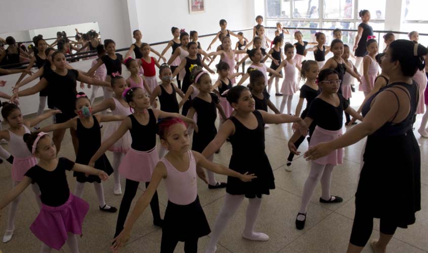 Aulas de ballet ajudam no desenvolvimento de alunos em Porto Velho