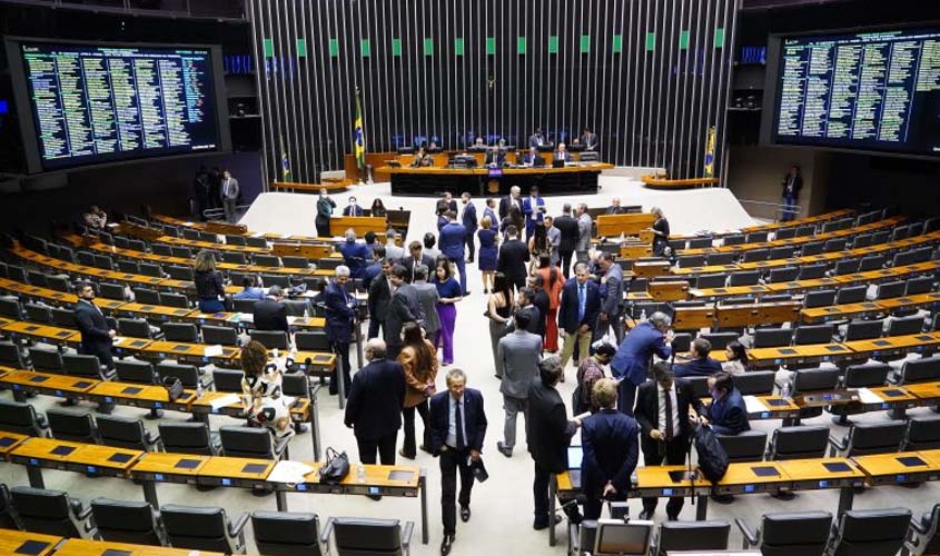 Sessão na Câmara dos Deputados marca assinatura de compromisso em prol da carreira docente e lançamento do Indicador de Valorização de Professores 