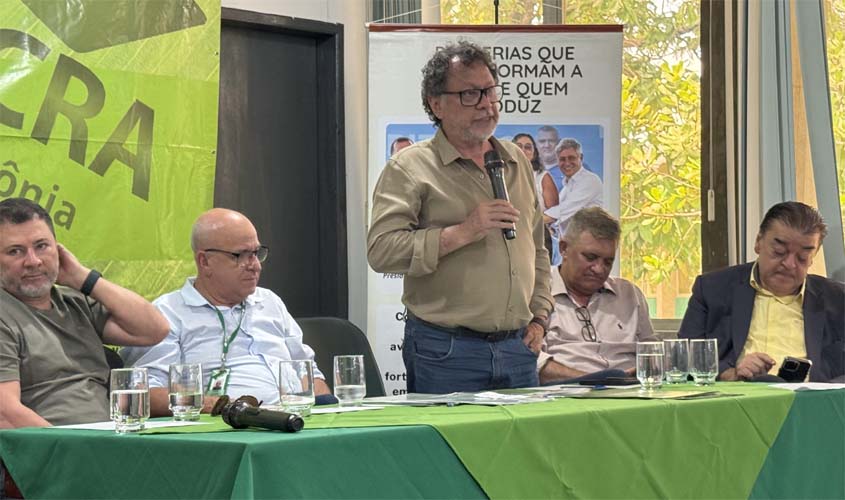 Famílias rurais recebem títulos do Incra