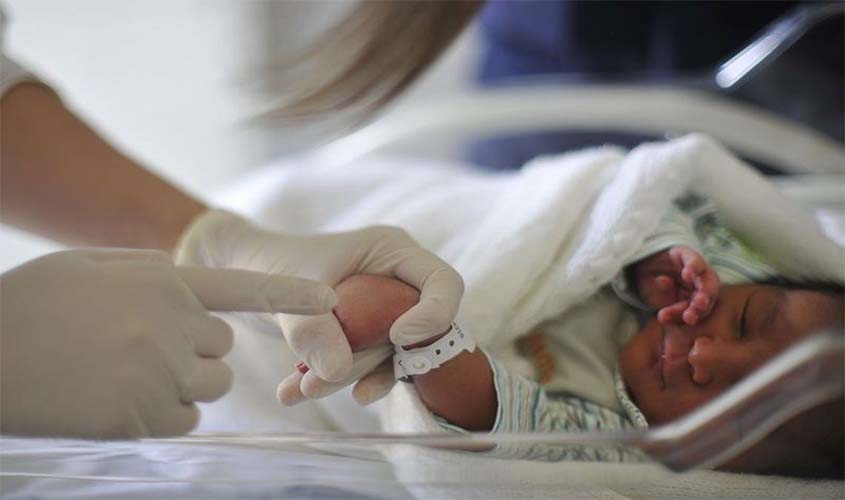Prática que ajuda a salvar bebês prematuros completa 40 anos