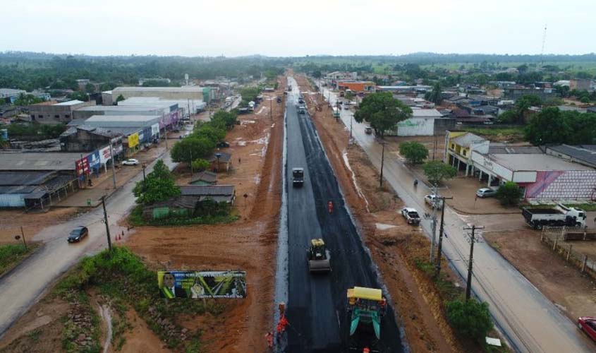 Obras de pavimentação asfáltica são executadas pelo DER na RO-420, distrito de Nova Dimensão