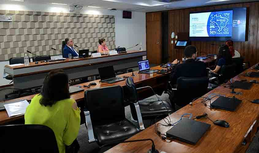 Especialistas defendem restrição ao uso de celular nas escolas  