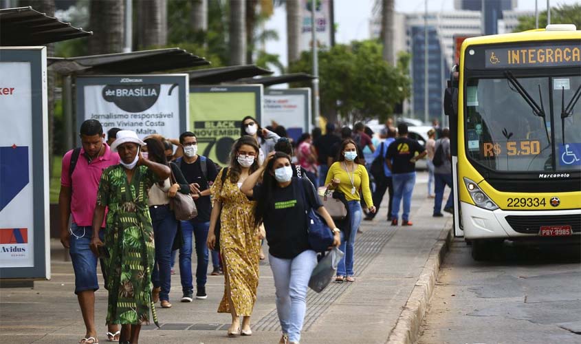 Covid-19: Brasil registra 53 mortes e 22,5 mil casos em 24h