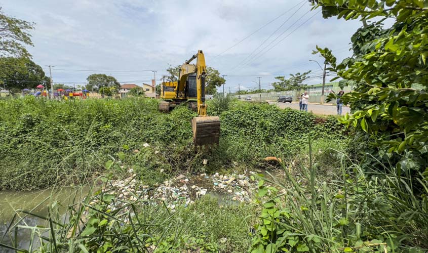 Prefeitura atua na limpeza e desobstrução do canal da Praça 22 de Dezembro