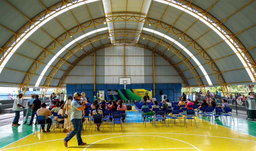 RO entrega quadra poliesportiva e incentiva esporte