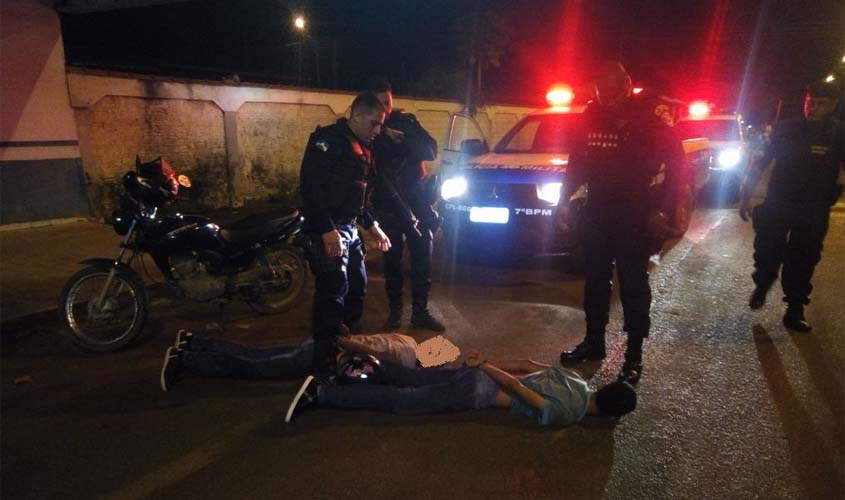 Policiais militares do 7° BPM detém dupla com simulacro, moto furtada e objetos de vítimas