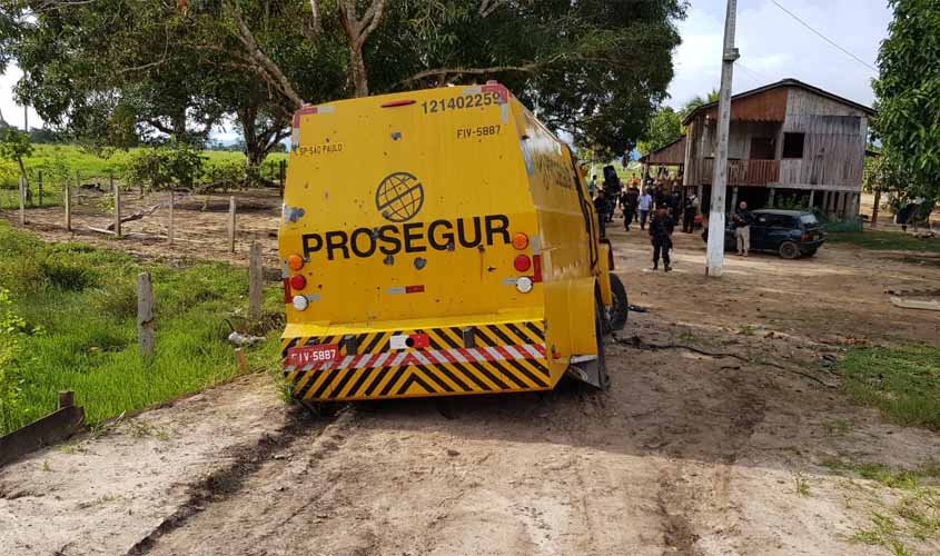 Quadrilha fortemente armada ataca carro-forte na BR 319 e deixa vigilantes baleados 