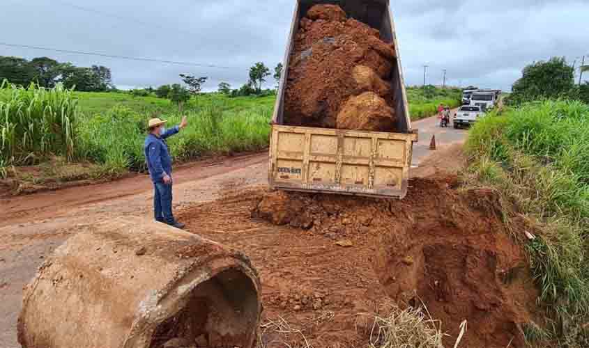 Rede de drenagem de águas pluviais recebe reparos na RO-135