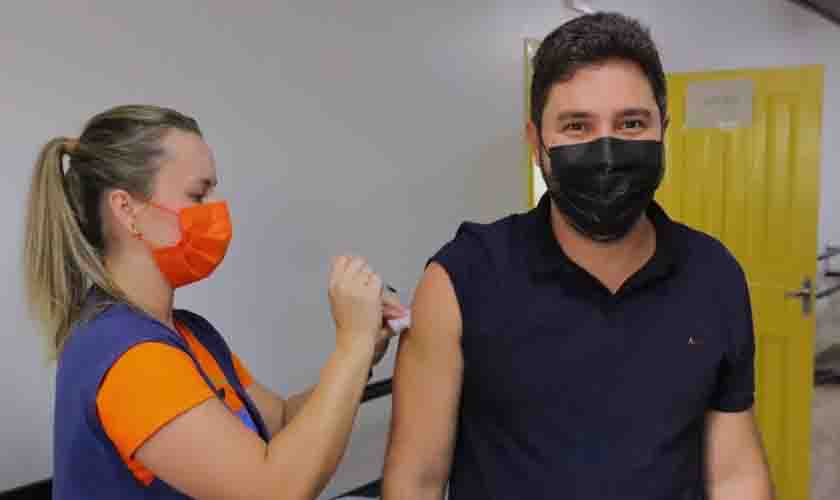 Vice-prefeito Maurício Carvalho recebe dose de reforço e pede para que população não deixe de se vacinar