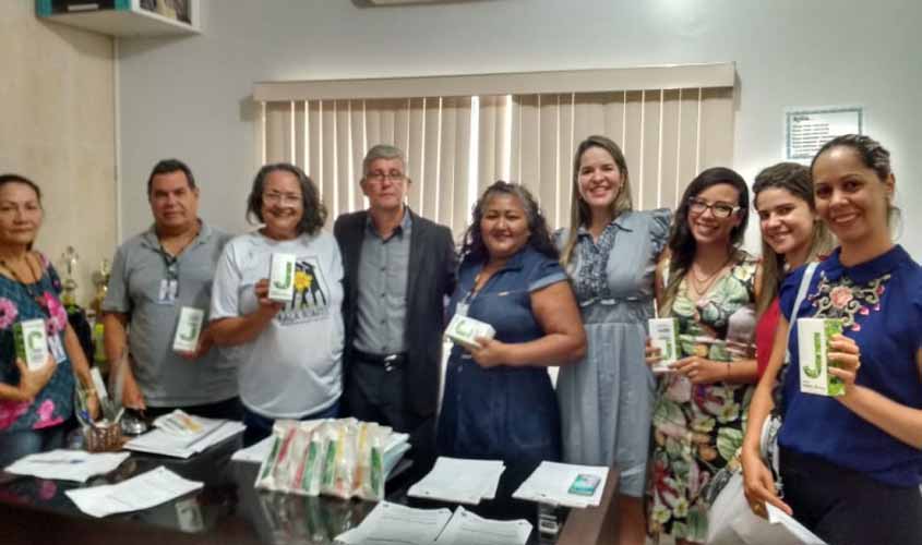 Semasf entrega telefones institucionais às unidades de acolhimento de Porto Velho