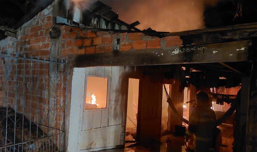 PM conduz suspeito após incêndio em residência