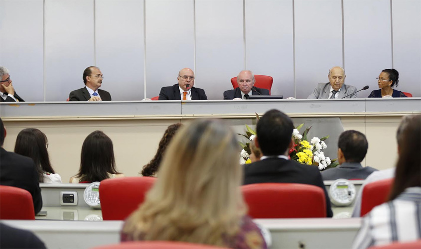 Sessão solene proposta pelo deputado Lebrão entrega homenagens