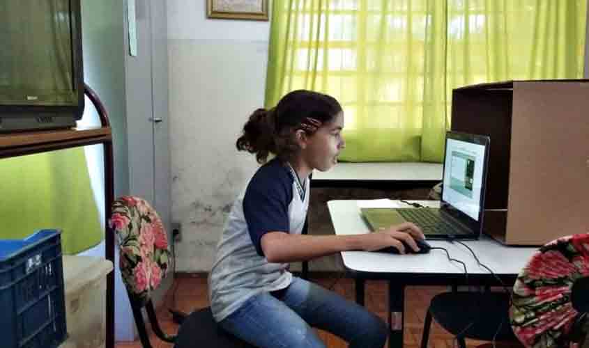 Bolsonaro veta ajuda financeira para internet de alunos e professores das escolas públicas 