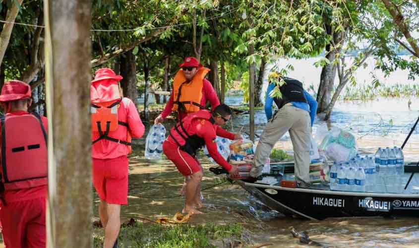 Comunidades ribeirinhas atingidas pela cheia do Rio Madeira recebem cestas básicas e água potável