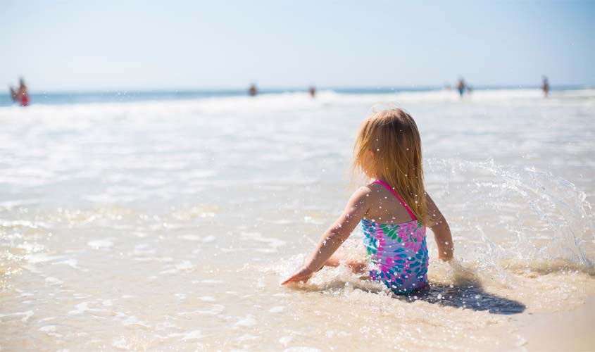 Crianças na praia: como manter a segurança e a saúde do seu filho